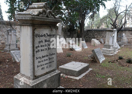 Lapidi presso il vecchio cimitero Templer situato in Emek Refaim street nella Colonia Tedesca o HaMoshava HaGermanit un quartiere stabilito nella seconda metà del XIX secolo da membri del Tempio Tedesco società che erano una setta protestante con radici nel movimento Pietist della Chiesa luterana. Gerusalemme ovest Israele Foto Stock