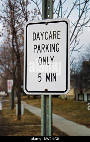 Un asilo nido parcheggio a soli 5 minuti di segno. Foto Stock