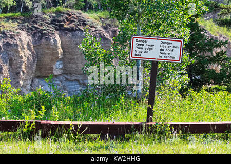 Pericolo tenere lontano dal bordo soggiorno su segnavia. Foto Stock