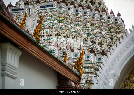 Dettaglio del tetto, Wat Arun, il tempio dell'alba, Bangkok, Thailandia. Foto Stock