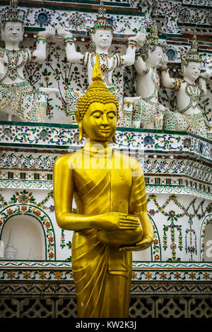 Dettaglio delle statue, Wat Arun, il tempio dell'alba, Bangkok, Thailandia. Foto Stock