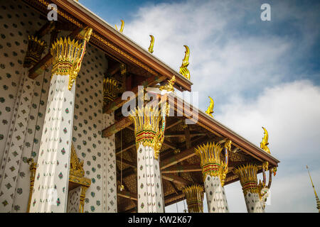 Dettaglio del tetto, Wat Arun, il tempio dell'alba, Bangkok, Thailandia. Foto Stock