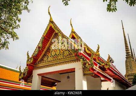Dettaglio del tetto, Wat Pho, il Tempio del Buddha Reclinato, Bangkok, Thailandia. Foto Stock