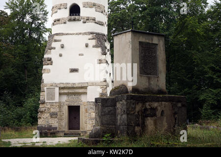 BAD URACH, Germania - circa agosto 2015 Hohe Warte Memoriale di guerra nella foresta Foto Stock