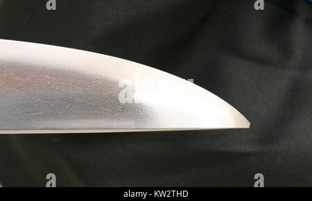 Questa lama e il supporto per una Wakizashi, una tradizionale spada corta giapponese, sono caratterizzati da un'intricata lavorazione artigianale. È un esempio significativo di armi e artigianato giapponese di un periodo storico. Foto Stock
