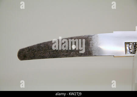 Una lama wakizashi e il suo montaggio, parte della collezione MET, che offre informazioni sulla tradizione artigianale giapponese. La spada risale all'epoca dei samurai, nota per il suo design preciso e la sua bellezza funzionale. Foto Stock