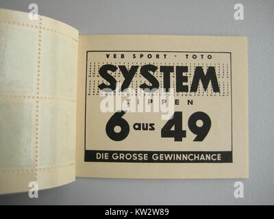 Questa immagine mostra una serie di francobolli della Repubblica Democratica tedesca (RDT) emessi nell'ambito del *Fünfjahrplan* (piano quinquennale). I francobolli, stampati con metodi tradizionali, facevano parte dello sforzo della RDT per promuovere la crescita industriale ed economica negli anni '1960 Foto Stock