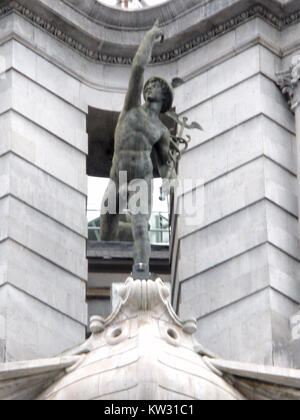 Bilbao BBVA, precedentemente noto come Banco de Comercio, è un importante istituto bancario con sede a Bilbao, in Spagna. L'immagine riflette l'architettura moderna e l'importanza dell'istituzione nel settore finanziario spagnolo. Foto Stock