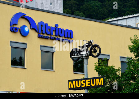 Annuncio di Ace per il museo del veicolo nell'atrio, Turingia, Wallowing, Assenwerbung fuer das Fahrzeugmuseum im Atrium, Thueringen, Suhl Foto Stock