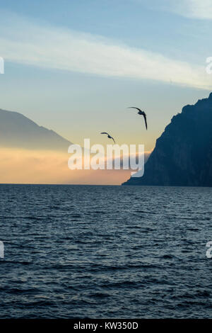 Un strom nello spostamento verso il basso Lago di Garda Foto Stock
