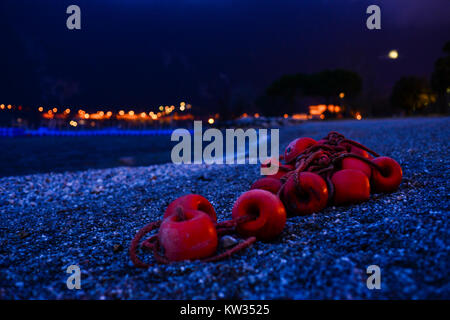 Bouys sulla spiaggia in Riva del Garda - Italia Foto Stock