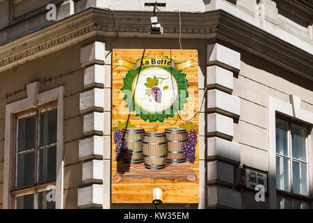 Segno dipinto fuori La Botte ristorante / wine bar a Vaci ucta, la strada principale dello shopping di Pest, Budapest, la città capitale di Ungheria, Europa centrale Foto Stock