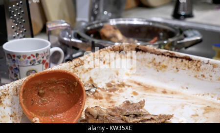 Primo piano utilizzato in ceramica vassoio di cottura sul tavolo da cucina. Foto Stock