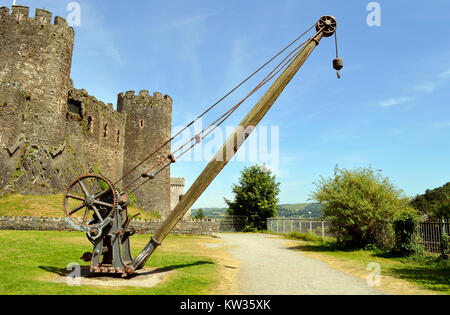 Il vecchio dispositivo di sollevamento utilizzato durante la rivoluzione industriale al di fuori del Conwy Castle Foto Stock