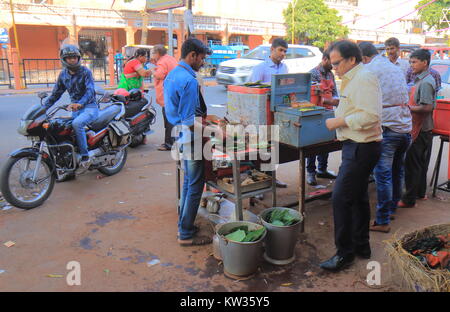 La gente acquistare spuntini da street vender nel centro di Jaipur India. Foto Stock