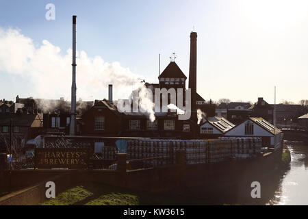 Il Birrificio Harveys sulle rive del fiume Ouse in East Sussex. Foto Stock