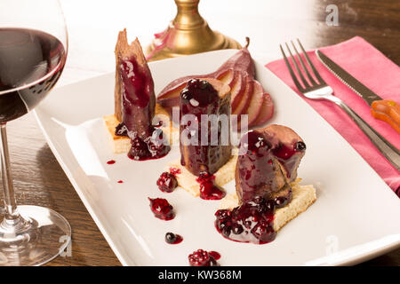 Bistecca di cervo con marmellata di frutta e vino Foto Stock