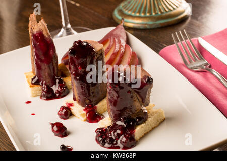 Bistecca di cervo con marmellata di frutta e vino Foto Stock