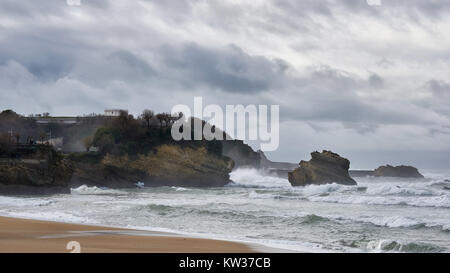 Inizio tempesta sulla spiaggia di Biarritz, Francia Foto Stock