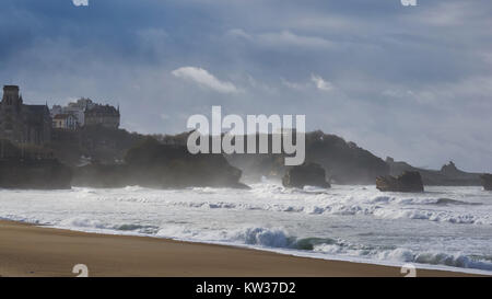 Inizio tempesta sulla spiaggia di Biarritz, Francia Foto Stock