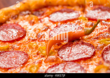 Close up di piccante pizza su una tavola di legno Foto Stock