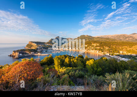 Angolo di Alta Vista sul Port de Soller Mallorca Spagna al tramonto Foto Stock