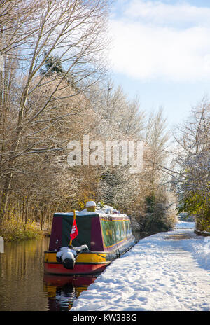 Scena invernale mattutina di Worcestershire Canal, Regno Unito. narrowboat isolato ormeggiato lungo il sentiero coperto di neve trodden. Foto Stock