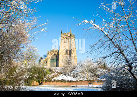 St. Mary's Church, Kidderminster UK, in una bella e luminosa mattina d'inverno con neve a terra. Foto Stock