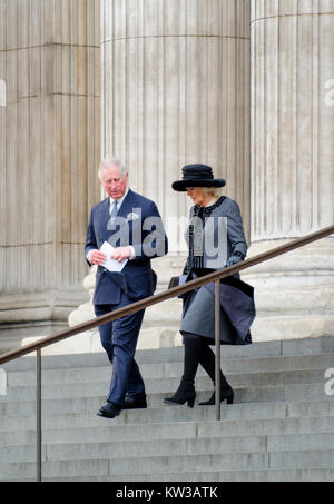 Il principe Carlo e Camilla / il Duca e la duchessa di Cornovaglia, lasciando la Cattedrale di St Paul dopo un memoriale di servizio (14 Dec 2017) per l'Grenfell Tower Foto Stock