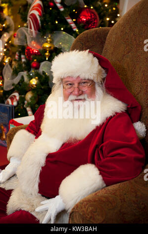 Stati Uniti Virginia VA Williamsburg Santa Claus Babbo Natale Saint Nicolas seduto nella sua sedia Foto Stock