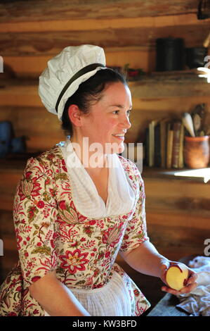 Stati Uniti Virginia VA Colonial Yorktown Rivoluzione Americana Museum a Yorktown donna interprete storico in un epoca coloniale cucina Foto Stock