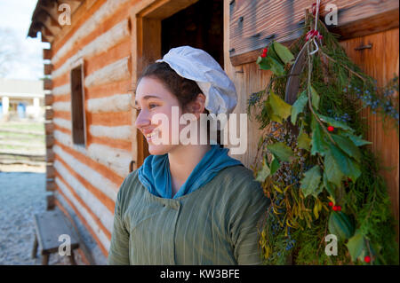 Stati Uniti Virginia VA Colonial Yorktown azienda alla Rivoluzione Americana Museum a Yorktown un interprete della storia al di fuori della cucina con una ghirlanda di agrifoglio Foto Stock