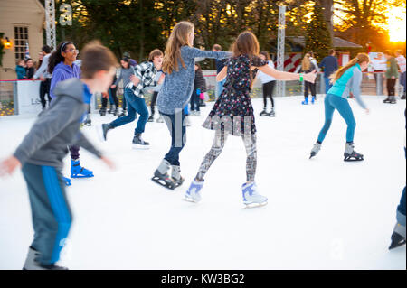 Stati Uniti Virginia VA Colonial Williamsburg natale vacanze invernali Pattinaggio sul ghiaccio al duca di Gloucester Street su una pista di pattinaggio temporanea Foto Stock