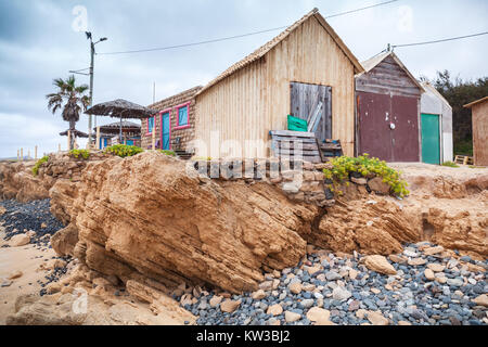 Coastal fienili in legno sulla spiaggia. Porto Santo isola dell arcipelago di Madeira, Portogallo Foto Stock