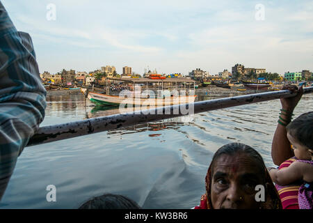 Mumbai della gente viaggi da versova a Madh utilizzando questa imbarcazione di fortuna. Madh essendo più economico si trova la casa di molti di Mumbai della classe operaia. Foto Stock