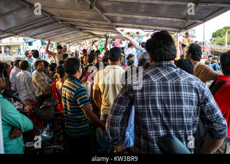 Mumbai della gente viaggi da versova a Madh utilizzando questa imbarcazione di fortuna. Madh essendo più economico si trova la casa di molti di Mumbai della classe operaia. Foto Stock