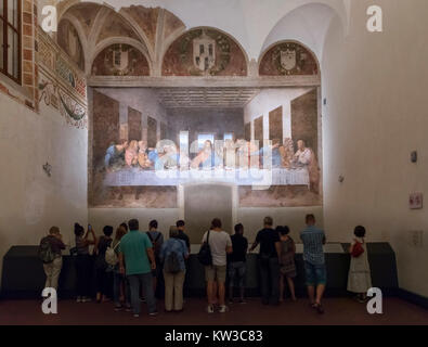 I visitatori di fronte all'Ultima Cena (Cenacolo Vinciano) da Leonardo da Vinci (1452-1519) c.1494-98, un affresco nel refettorio del convento di Santa Maria delle Grazie, Milano, Italia Foto Stock