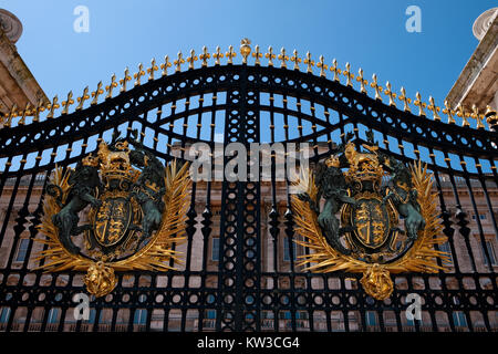 Il cancello del Palazzo di Buckingham Foto Stock