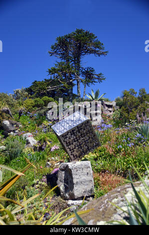 Il Tom saltatore Cubo Metallo scultura a Abbey Gardens sull'Isola di Tresco,Isole Scilly, Inghilterra, Cornwall, Regno Unito. Foto Stock