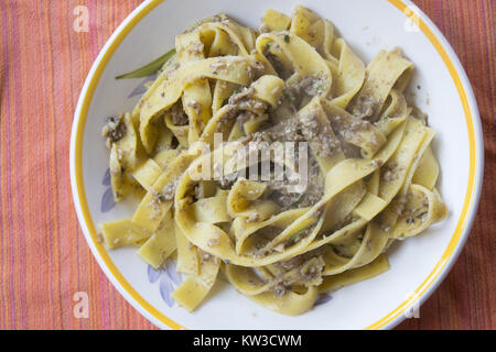 Pappardelle uova fatte in casa con crema di funghi porcini e salsa di formaggio parmigiano Foto Stock