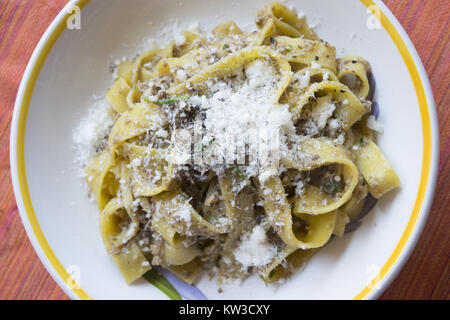 Pappardelle uova fatte in casa con crema di funghi porcini e salsa di formaggio parmigiano Foto Stock