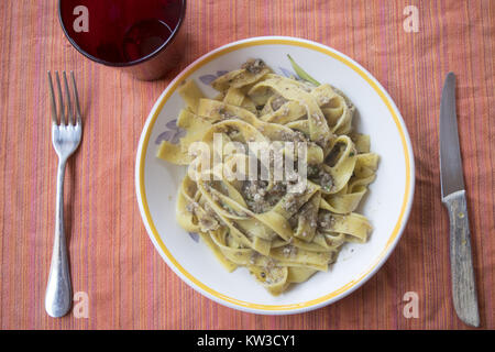 Pappardelle uova fatte in casa con crema di funghi porcini e salsa di formaggio parmigiano Foto Stock