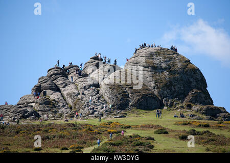 Haytor Rocks, Dartmoor Devon, Inghilterra, su un molto occupato agosto lunedì festivo. Foto Stock