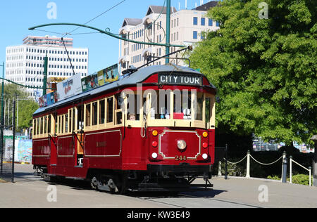 Christchurch tram Tram 244 sul Boulevard di Worcester, Christchurch Nuova Zelanda su un tour della città in avvicinamento al ponte sul fiume Avon. Foto Stock