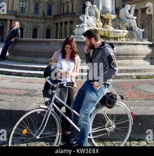 Giovane con un segreto! Foto Stock