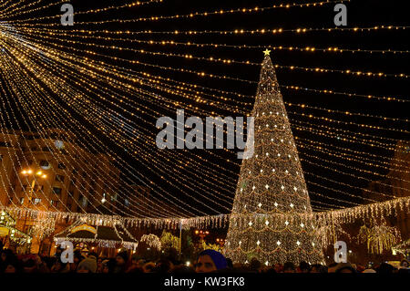 Bucarest, Romania - 6 dicembre 2017: folle con albero di Natale e luci presso la Fiera di Natale/Mercatino di Natale in Piata Constitutiei (costituzione Foto Stock