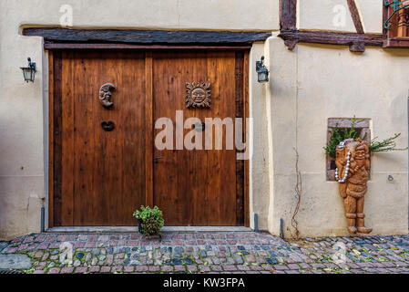 Porte di marrone pallido su pareti in color crema di una cittadina di campagna francese Foto Stock