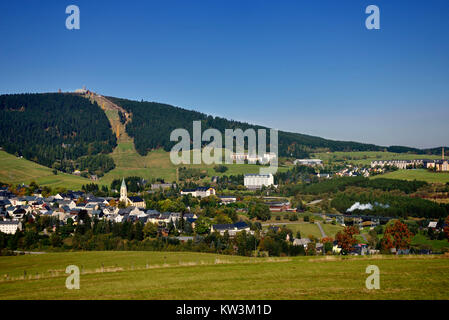 Il centro i Monti Metalliferi, antenna health resort Oberwiesenthal sotto la montagna la Fichtel, Mittleres Monti Metalliferi, Luftkurort Oberwiesenthal unter dem Ficht Foto Stock