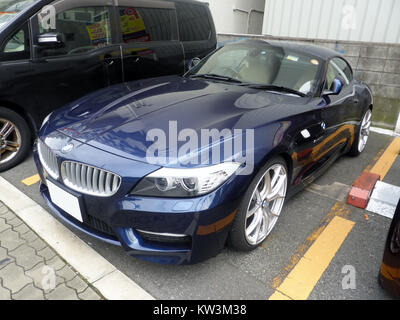 La BMW Z4 sDrive23i (E89) è un'auto sportiva di lusso nota per il suo design elegante, le prestazioni e l'ingegneria avanzata. La vista anteriore mette in evidenza il suo stile distintivo e le sue caratteristiche aerodinamiche. Foto Stock