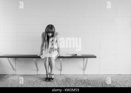 Una fotografia in bianco e nero che ritrae una donna e una ragazza sedute insieme, probabilmente della metà del XX secolo. L'immagine cattura la loro interazione e lo stile fotografico dell'epoca. Foto Stock